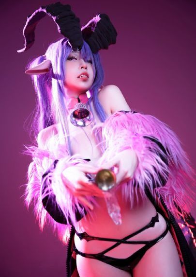 美女屁股被放进了两根筷子_720高清完整版